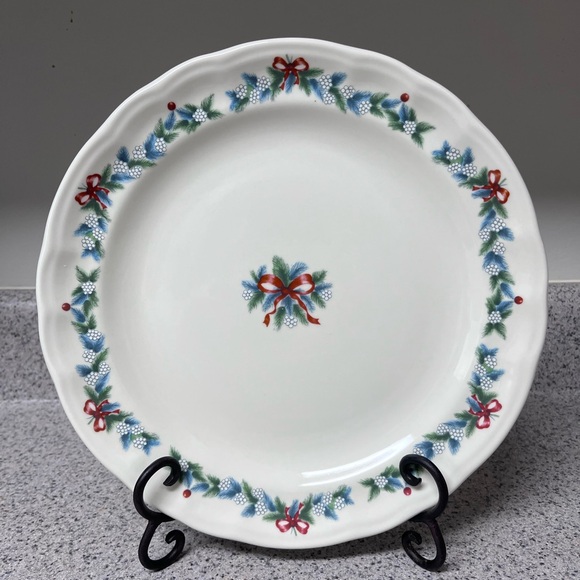Pfaltzgraff Red Ribbons Pattern Holiday Dinner Plates - Picture 5 of 9